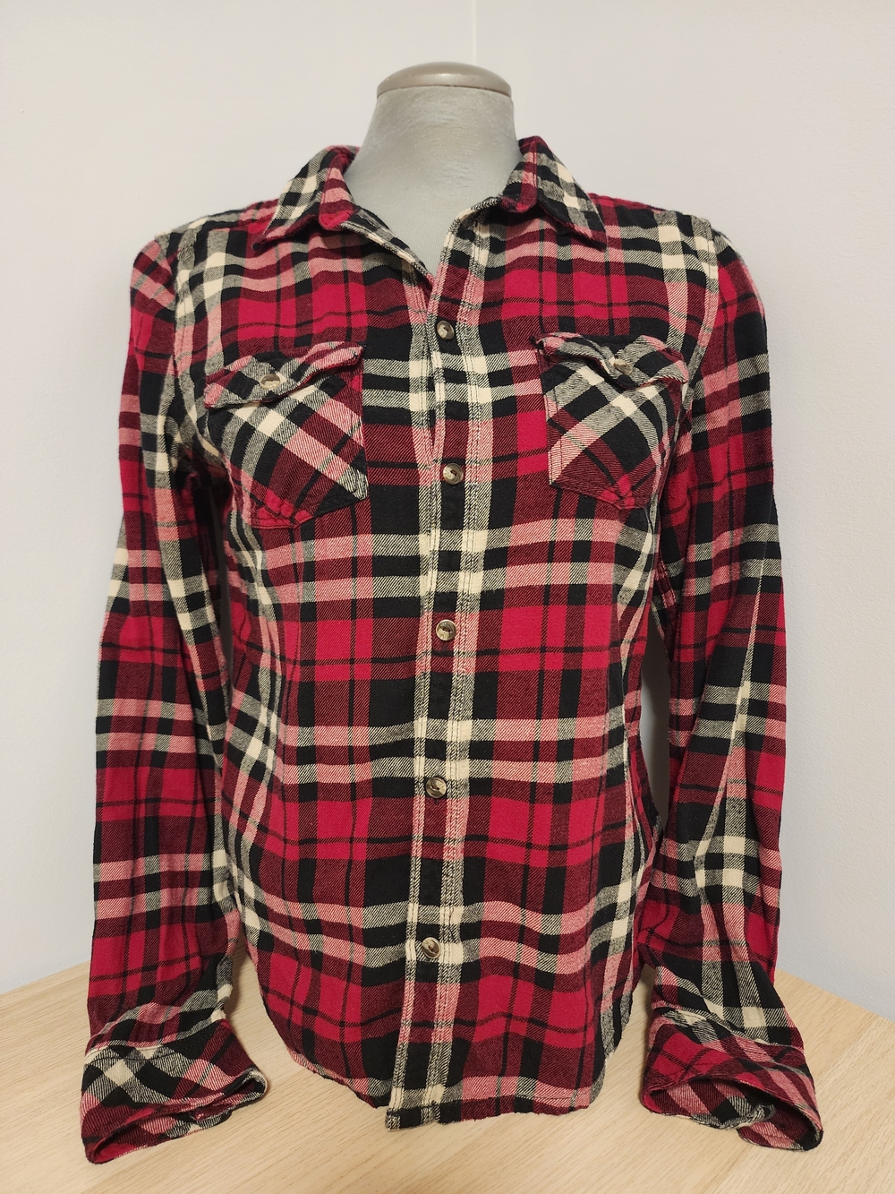 TNA by Aritzia Y2K-inspired red, black & cream plaid flannel shirt in women’s M
